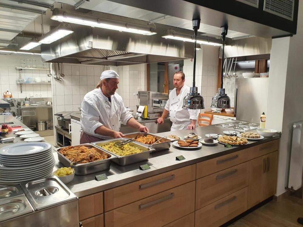 Pension A Restaurace U Sousedu Strazny Ngoại thất bức ảnh